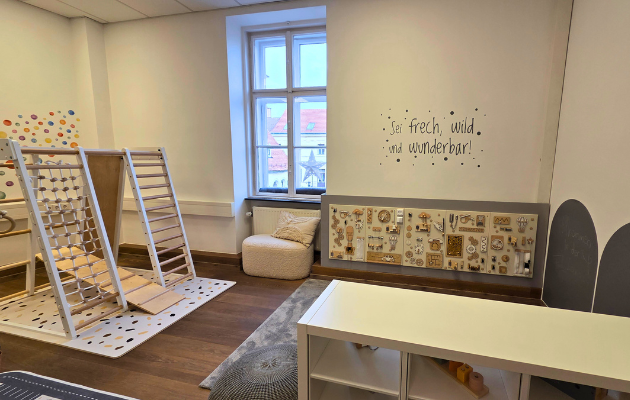 Family Lounge Moedling Spielbereich Kletterturm